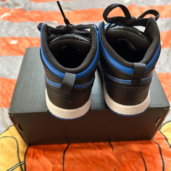 Jordan 1 mid toddler (size 9c) - Picture 6 of 6